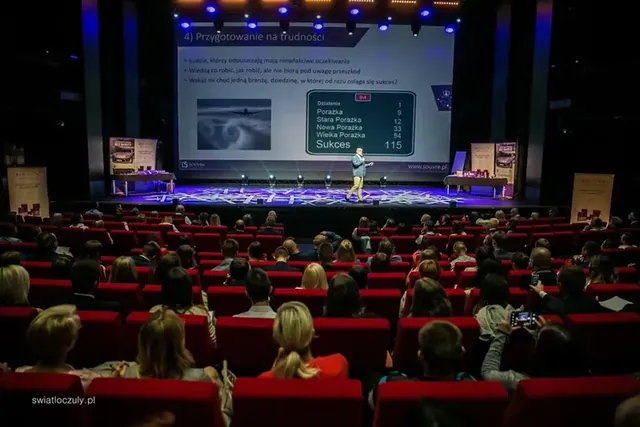 Artur Kaszyński na scenie podczas prelekcji