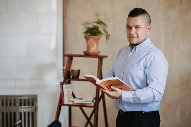 Artur Kaszyński przy biurku podczas nagrania