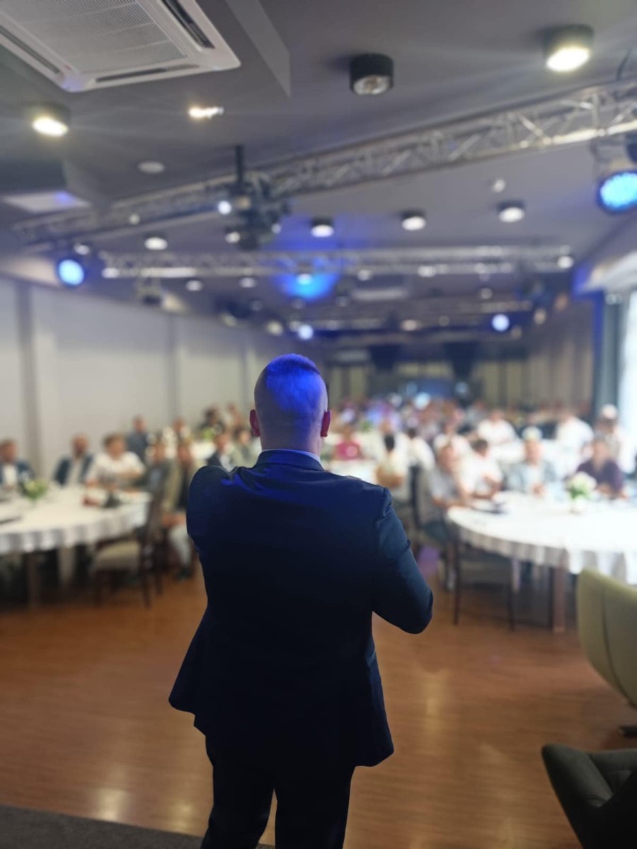 Artur Kaszyński podczas wystąpienia