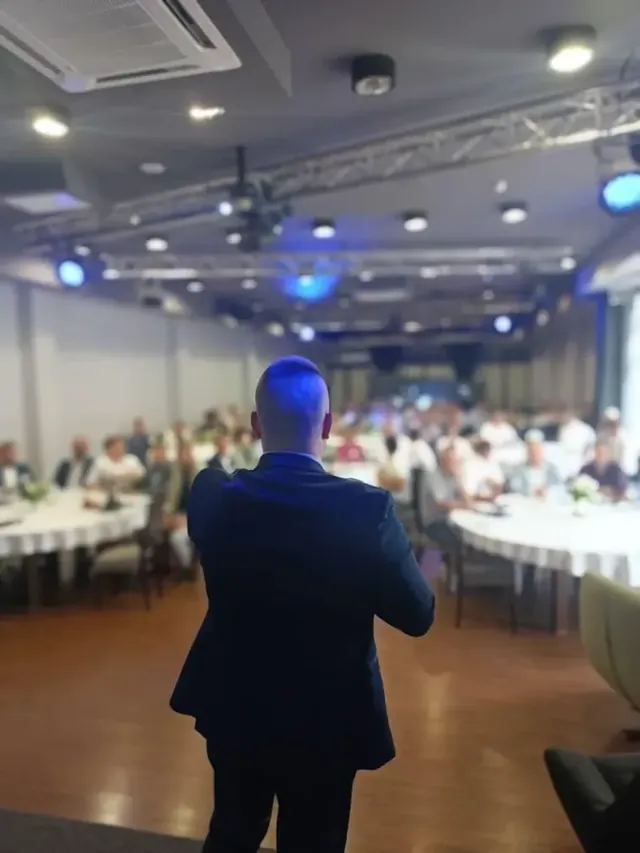 Artur Kaszyński podczas wystąpienia