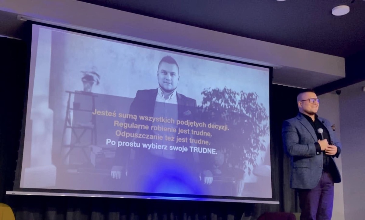 Artur Kaszyński prowadzący spotkanie
