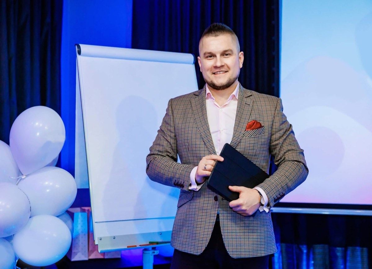 Artur Kaszyński prowadzący prezentację