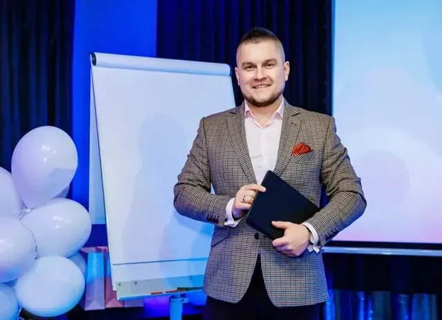 Artur Kaszyński prowadzący prezentację